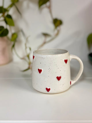 14 oz Mug with shiny red hearts