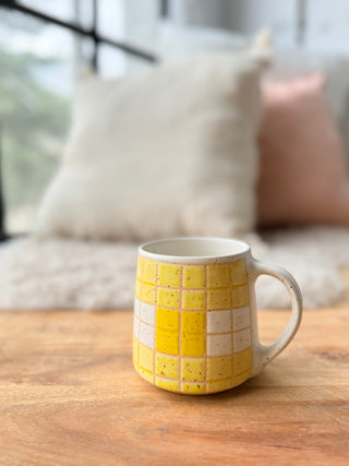 14oz yellow checkered mug